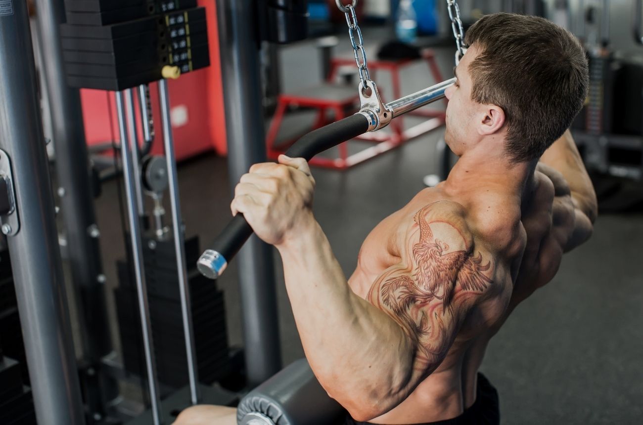 Beginner's Guide to Doing Lat Pulldown With & Without Machine Blog